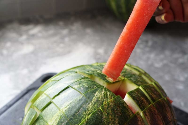 watermelon-cutting